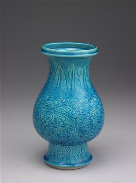 孔雀綠釉劃花螭紋瓶