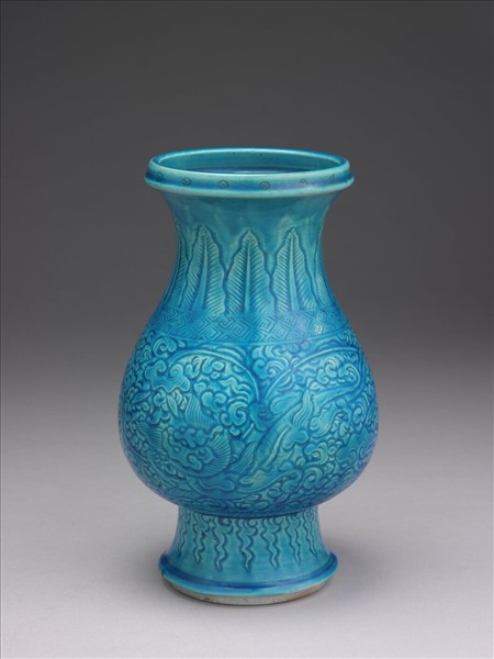 孔雀綠釉劃花螭紋瓶