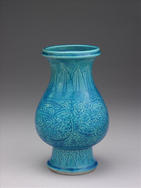 孔雀綠釉劃花螭紋瓶