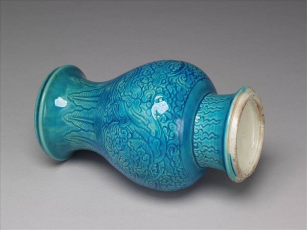 孔雀綠釉劃花螭紋瓶