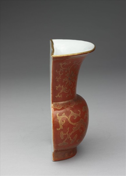 珊瑚紅地描金福壽長慶掛瓶