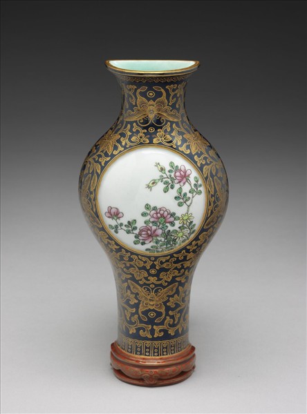 藍地描金開光花卉紋掛瓶