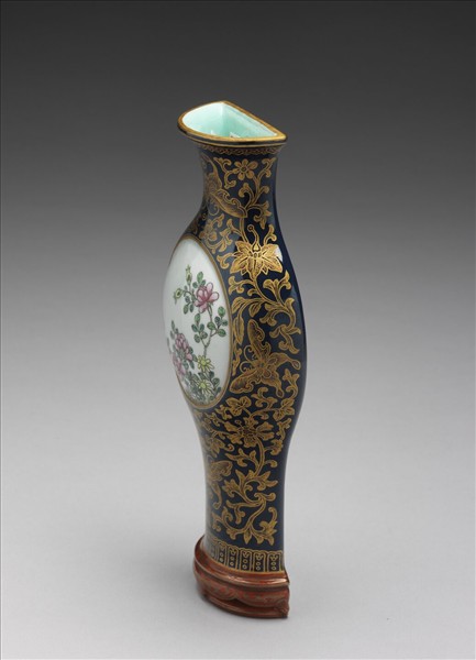 藍地描金開光花卉紋掛瓶