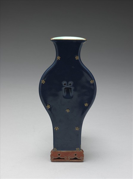 藍地描金開光花卉紋掛瓶