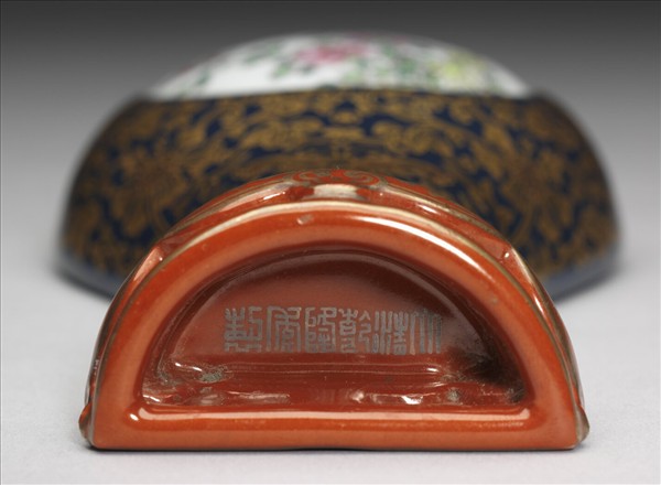 藍地描金開光花卉紋掛瓶