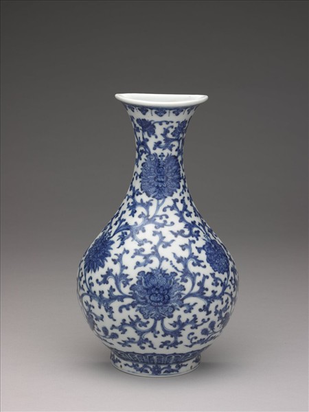 青花番蓮紋掛瓶