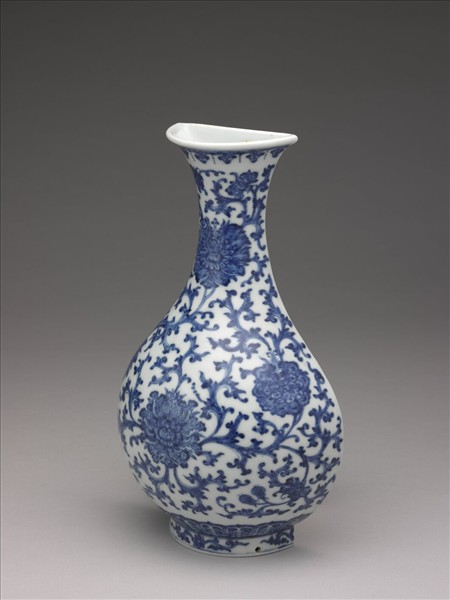 青花番蓮紋掛瓶