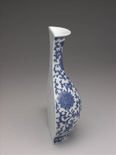 青花番蓮紋掛瓶