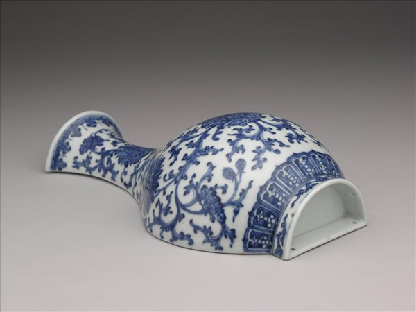 青花番蓮紋掛瓶