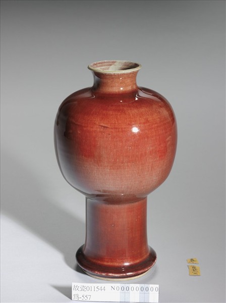 寶石紅釉高足瓶
