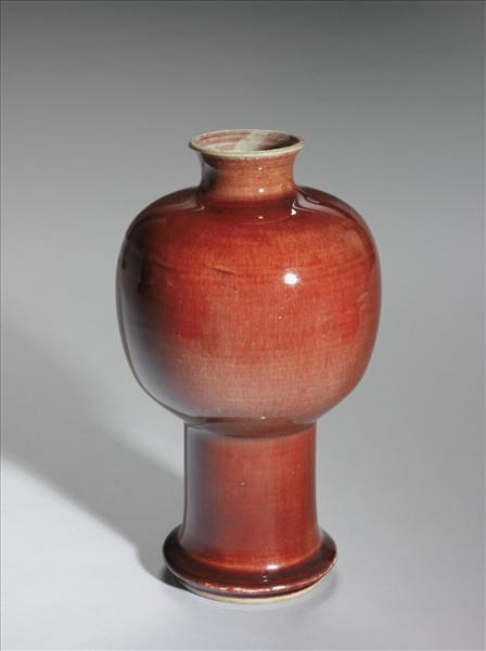 寶石紅釉高足瓶