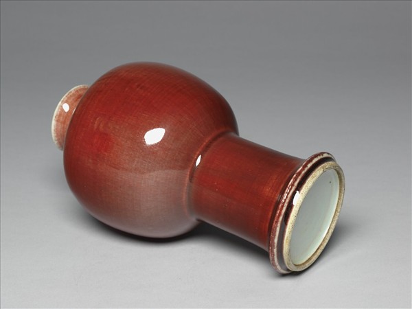 寶石紅釉高足瓶