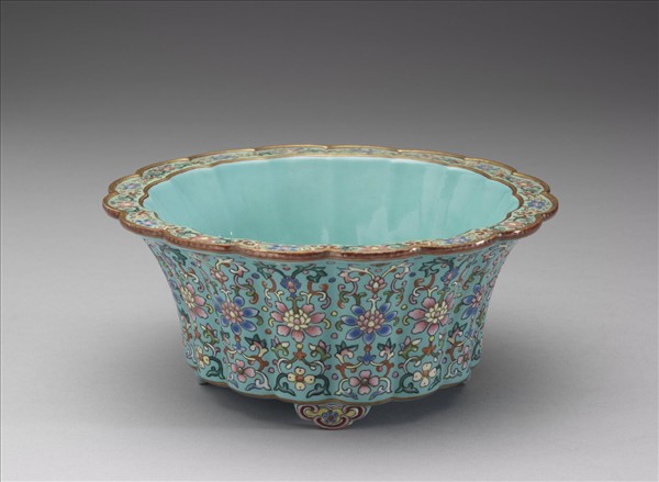 粉彩湖綠地番蓮紋菊瓣式花盆