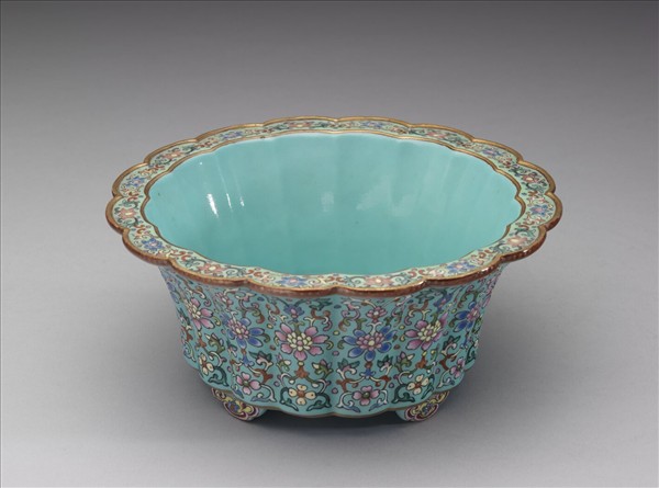 粉彩湖綠地番蓮紋菊瓣式花盆