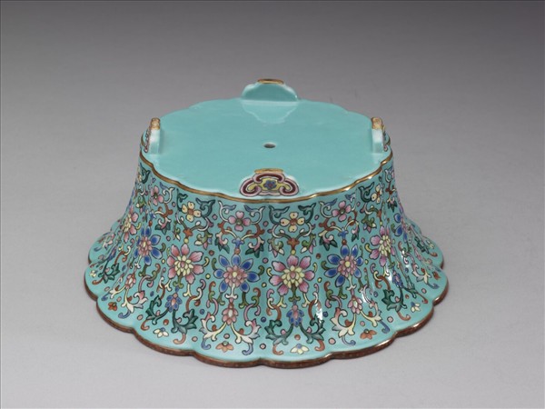 粉彩湖綠地番蓮紋菊瓣式花盆