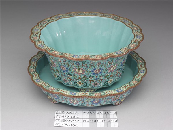 粉彩湖綠地番蓮紋菊瓣式花盆