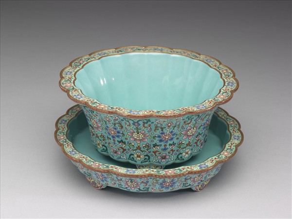 粉彩湖綠地番蓮紋菊瓣式花盆