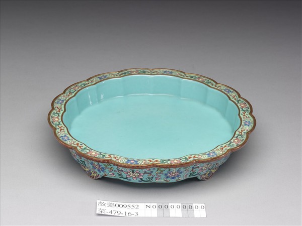 粉彩湖綠地番蓮紋菊瓣式盆托