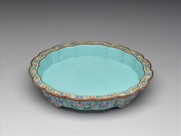 粉彩湖綠地番蓮紋菊瓣式盆托