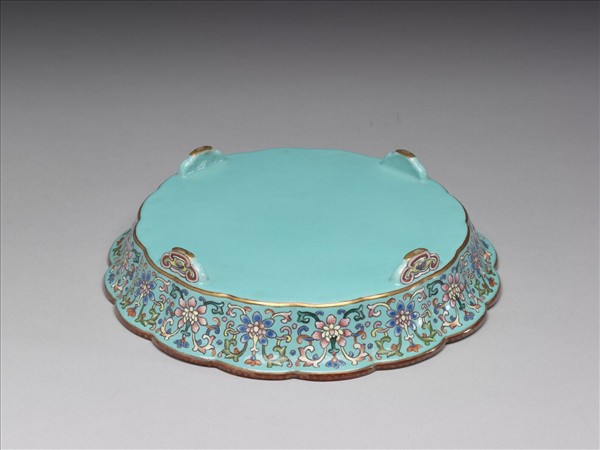 粉彩湖綠地番蓮紋菊瓣式盆托