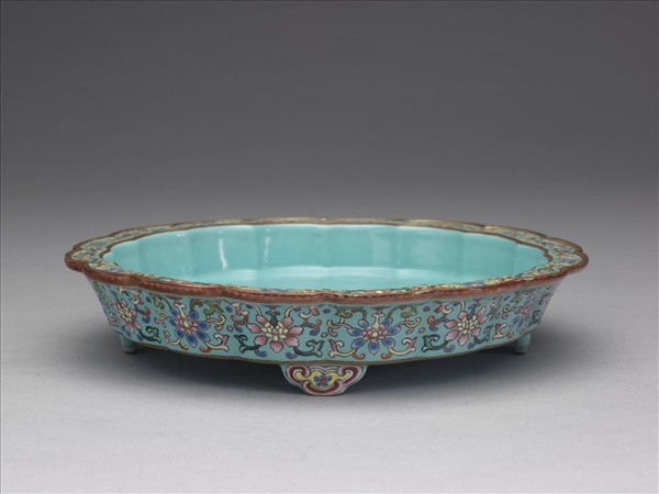 粉彩湖綠地番蓮紋菊瓣式盆托