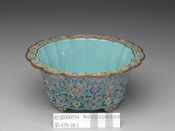 粉彩湖綠地番蓮紋菊瓣式花盆