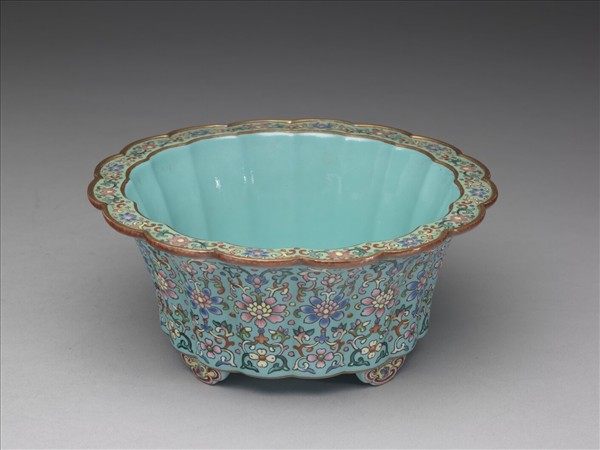 粉彩湖綠地番蓮紋菊瓣式花盆