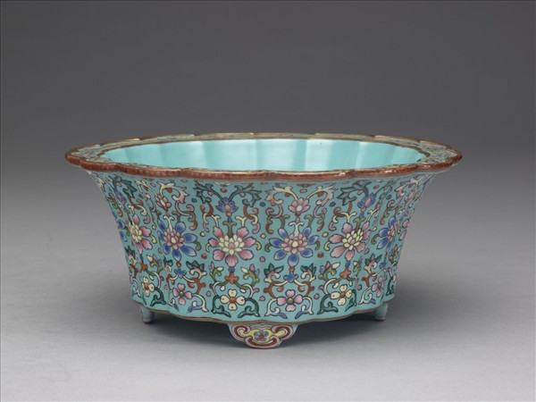 粉彩湖綠地番蓮紋菊瓣式花盆