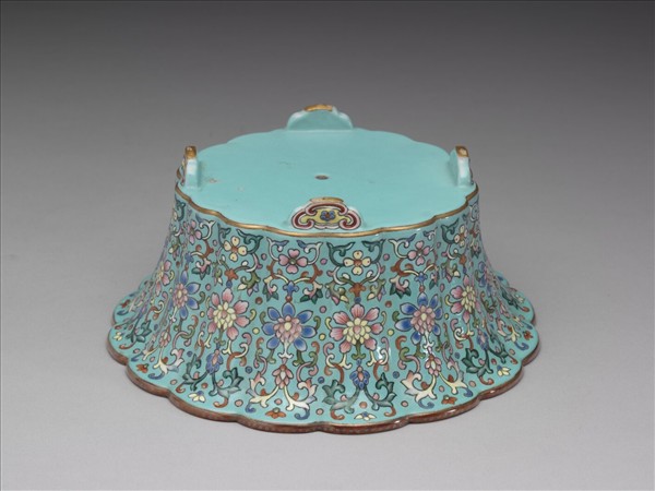 粉彩湖綠地番蓮紋菊瓣式花盆