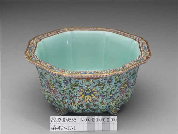 粉彩湖綠地番蓮紋牡丹式花盆