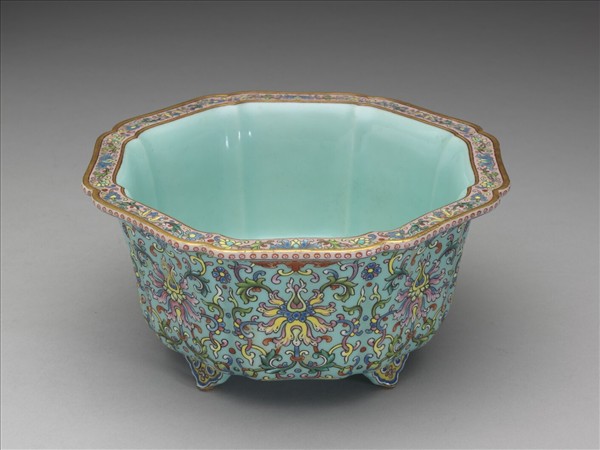 粉彩湖綠地番蓮紋牡丹式花盆