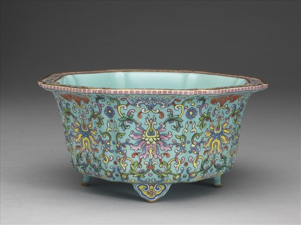 粉彩湖綠地番蓮紋牡丹式花盆