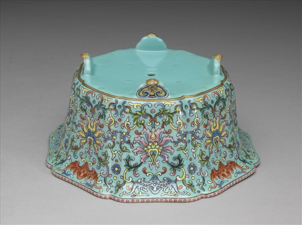 粉彩湖綠地番蓮紋牡丹式花盆