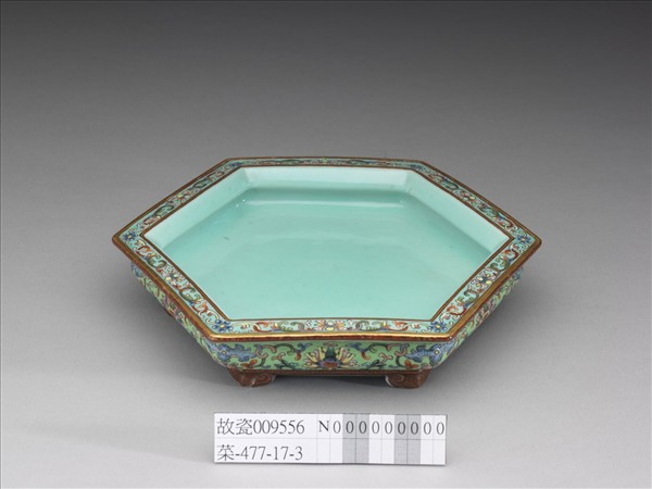 粉彩綠地番蓮紋六方盆托