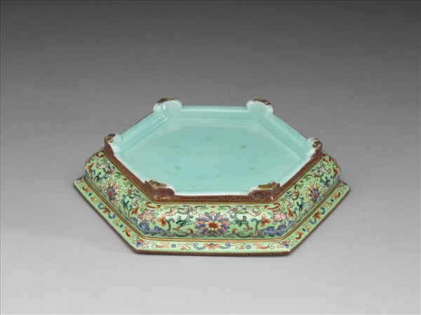 粉彩綠地番蓮紋六方盆托