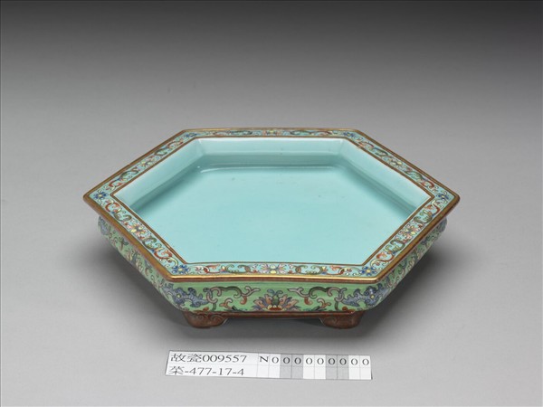 粉彩綠地番蓮紋六方盆托