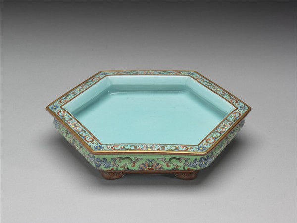 粉彩綠地番蓮紋六方盆托