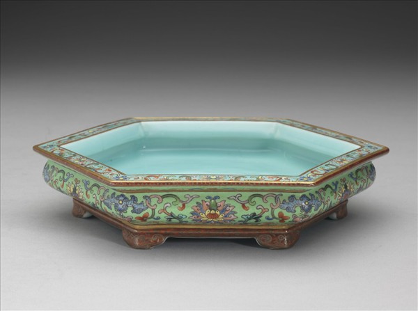 粉彩綠地番蓮紋六方盆托
