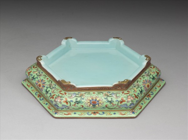 粉彩綠地番蓮紋六方盆托