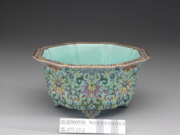 粉彩湖綠地番蓮紋牡丹式花盆