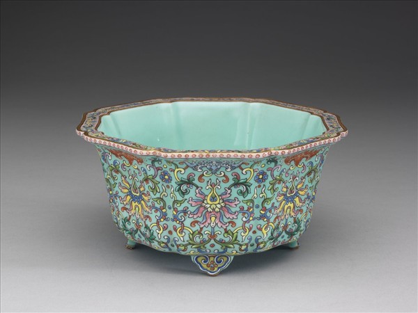 粉彩湖綠地番蓮紋牡丹式花盆