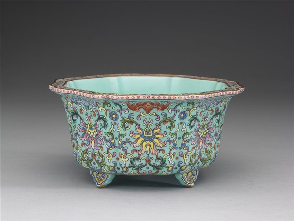粉彩湖綠地番蓮紋牡丹式花盆