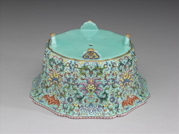 粉彩湖綠地番蓮紋牡丹式花盆