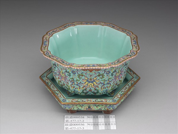 粉彩湖綠地番蓮紋牡丹式花盆