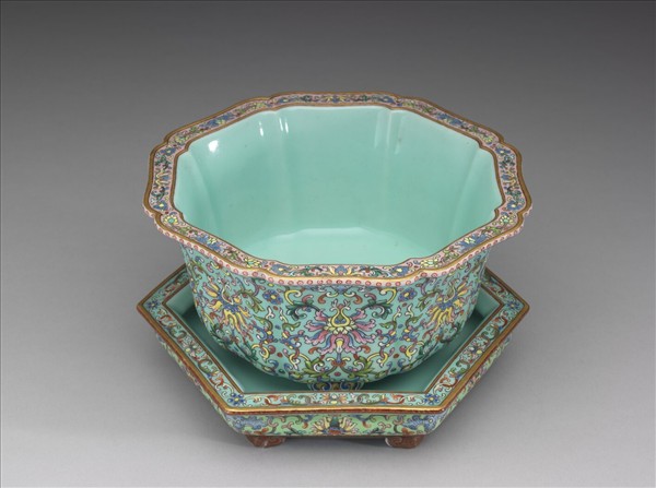 粉彩湖綠地番蓮紋牡丹式花盆