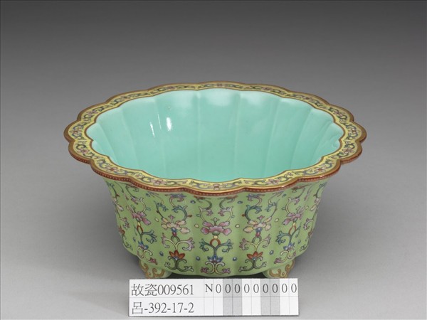 粉彩綠地番蓮紋菊瓣式花盆