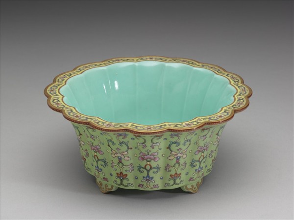 粉彩綠地番蓮紋菊瓣式花盆