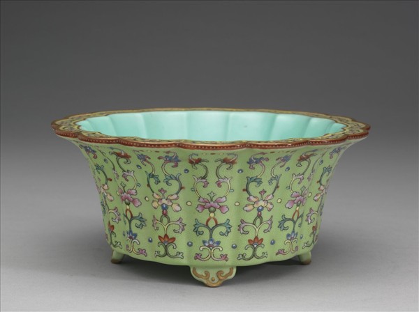 粉彩綠地番蓮紋菊瓣式花盆