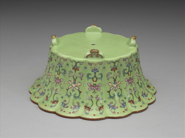 粉彩綠地番蓮紋菊瓣式花盆