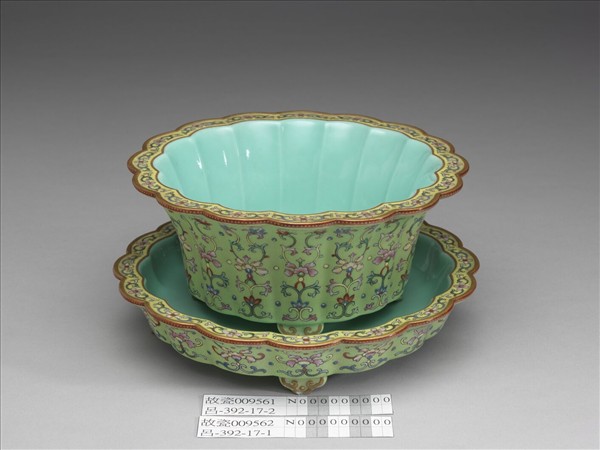 粉彩綠地番蓮紋菊瓣式花盆